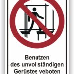 Warnschild, das das Benutzen eines unvollständigen Gerüsts verbietet, mit einer grafischen Darstellung einer Person auf einem Gerüst und einem roten Durchkreisungssymbol.