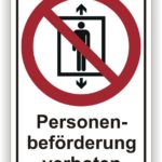 Schild mit dem Hinweis "Personenbeförderung verboten" und einem durchgestrichenen Aufzugssymbol, das auf die Nutzung des Aufzugs für Personen hinweist.