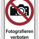Schild mit dem Hinweis "Fotografieren verboten" und einem durchgestrichenen Kamerasymbol.