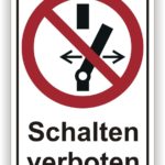 Schild mit der Aufschrift "Schalten verboten", das ein Verbotssymbol zeigt, um das Schalten von Gängen zu untersagen.