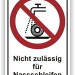 Hinweiszeichen mit rotem Durchmesser und durchgestrichenem Wasserhahn, das darauf hinweist, dass Nassschleifen nicht zulässig ist.