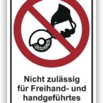 Symbol für ein Verbot, das die Nutzung von Freihand- und handgeführten Geräten zeigt. Text: "Nicht zulässig für Freihand- und handgeführtes."