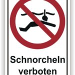 Schild mit der Aufschrift "Schnorcheln verboten" und einem durchgestrichenen Symbol eines Schnorchlers, das auf ein Verbot von Schnorcheln in diesem Bereich hinweist.