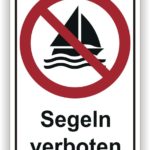 Schild mit der Aufschrift "Segeln verboten" und einem durchgestrichenen Segelboot, das auf ein Verbot des Segelns auf dem Gewässer hinweist.