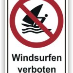Schild mit der Aufschrift "Windsurfen verboten", das ein windsurfendes Symbol mit einem durchgestrichenen Kreis zeigt, um auf das Verbot von Windsurfen hinzuweisen.