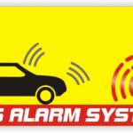 Sicherheitsschild für ein Autoalarm-System mit grafischen Elementen eines Fahrzeugs und Alarmwellen, auf leuchtend gelbem Hintergrund.