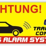 Achtung! Warnschild für ein GPS-Tracking- und Alarmsystem für Autos, das Diebstahl verhindern soll.