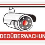 Sicherheitskamera-Symbol mit dem Text "Videoüberwachung" auf rotem Hintergrund, geeignet für Sicherheits- und Überwachungsanwendungen.