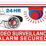 Sicherheitszeichen mit Videoüberwachung und Alarmanlage, 24 Stunden Überwachung, zeigt eine Kamera und ein Alarmlicht.