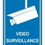 Schild mit der Aufschrift "Video Surveillance" und einer grafischen Darstellung einer Überwachungskamera auf blauem Hintergrund.