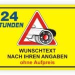 Schild mit einem Hinweis auf 24-Stunden-Service für individuelle Texte ohne Aufpreis, darunter ein Symbol eines Fahrzeugs mit einer Kamera.