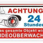 Achtungsschild für Videoüberwachung, das auf 24-Stunden-Überwachung eines Objekts hinweist, mit grafischer Darstellung einer Überwachungskamera.