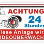 Sicherheitsschild mit einer Kamera, das auf Videoüberwachung 24 Stunden am Tag hinweist.