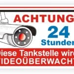 Schild zur Videoüberwachung an einer Tankstelle, das auf 24-Stunden-Überwachung hinweist.
