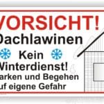 Achtungsschild mit der Aufschrift "VORSICHT! Dachlawinen. Kein Winterdienst! Parken und Begehen auf eigene Gefahr". Das Schild warnt vor herabfallendem Schnee und Eis von Dächern und informiert über die fehlende Räumung im Winter.
