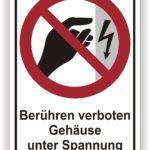 Sicherheitsschild, das darauf hinweist, dass das Berühren von Gehäusen unter Spannung verboten ist, um elektrische Gefahren zu vermeiden.