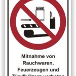 Hinweisschild mit Verbotssymbol, das die Mitnahme von Rauchwaren, Feuerzeugen und Zündhölzern untersagt. Ideal für öffentliche Plätze und Einrichtungen zur Förderung der Sicherheit.
