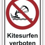 Kitesurf-Verbotsschild mit einem stilisierten Bild eines Kitesurfers und einem roten Durchgestrichen-Symbol.