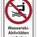 Schild mit der Aufschrift "Wasserski-Aktivitäten verboten", das eine Person beim Wasserski zeigt, durch ein rotes Verbotssymbol gekennzeichnet.