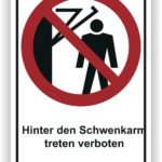 Schild mit Verbot, hinter den Schwenkarm zu treten, um Sicherheit zu gewährleisten.