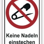 Schild mit der Aufschrift „Keine Nadeln einstechen“ und einem durchgestrichenen Sicherheitsnadel-Symbol, das vor dem Gebrauch von Nadeln warnt.