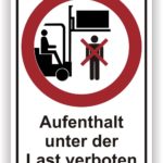 Schild mit der Aufschrift "Aufenthalt unter der Last verboten" und Symbolen für einen Gabelstapler und eine Person, die vor einer Gefahrenzone gewarnt wird.