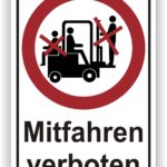 Schild mit der Aufschrift "Mitfahren verboten" und einem Symbol, das das Mitfahren auf einem Gabelstapler verbietet.
