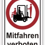 Schild mit der Aufschrift "Mitfahren verboten" und Symbolen von Personen auf einem Gabelstapler, das auf die Sicherheitsvorschriften am Arbeitsplatz hinweist.