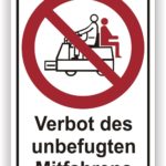 Schild mit der Aufschrift "Verbot des unbefugten Mitfahrens" und einem Symbol, das das Mitfahren auf einem Fahrzeug untersagt.