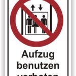 Schild mit Verbotssymbol, das die Benutzung des Aufzugs untersagt, mit den Worten "Aufzug benutzen verboten" in deutscher Sprache.