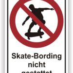 Schild mit der Aufschrift "Skate-Bording nicht gestattet" und einem Symbol, das das Verbot von Skateboarding darstellt.