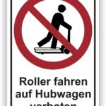 Verbotsschild für das Fahren mit Rollern auf Hubwagen, zeigt eine durchgestrichene Figur, die auf einem Roller steht.