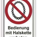 Schild mit einem durchgestrichenen Symbol einer Halskette und dem Hinweis, dass die Bedienung mit Halskette verboten ist.