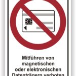 Hinweisschild, das das Mitführen von magnetischen oder elektronischen Datenträgern verbietet, mit einem durchgestrichenen Karten-Symbol.