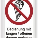 Schild mit Verbot für Bedienung von Personen mit langen oder offenen Haaren, dargestellt durch ein durchgestrichenes Symbol einer Frau mit langen Haaren.