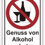 Verbotsschild für den Genuss von Alkohol mit durchgestrichenen Glas- und Flaschen-Symbolen.
