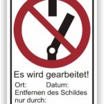 Schild mit der Aufschrift "Es wird gearbeitet!" und Symbolen für Arbeitsverbot, einschließlich Platz für Ort, Datum und Hinweis, dass das Schild nur von autorisierten Personen entfernt werden darf.