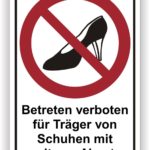 Hinweiszeichen, das das Betreten eines Bereichs für Träger von Schuhen mit hohen Absätzen verbietet, dargestellt durch ein Bild eines High Heels und einem roten Durchkreuzungssymbol.