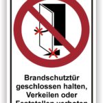 Hinweiszeichen für Brandschutz: "Brandschutztür geschlossen halten, Verkeilen oder Feststellen verboten."