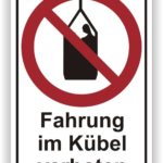 Sicherheitszeichen mit dem Hinweis "Fahrt im Kübel verboten", das eine verbotene Nutzung von Aufzugskübel darstellt, um Unfälle zu vermeiden.