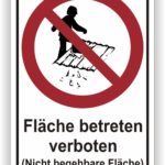 Schild mit der Aufschrift "Fläche betreten verboten" und einem Symbol, das eine Person zeigt, die auf einer nicht begehbaren Fläche steht. Das Schild warnt vor möglichen Gefahren auf der Fläche.