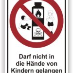 Sicherheitswarnungsschild, das darauf hinweist, dass gefährliche Substanzen nicht in die Hände von Kindern gelangen dürfen, mit Symbolen für Feuer und Gift.