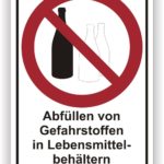 Verbotsschild für das Abfüllen von Gefahrstoffen in Lebensmittelbehältern, mit einem durchgestrichenen Bild von Flaschen.