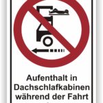 Schild mit Verbotssymbol, das den Aufenthalt in Dachschlafkabinen während der Fahrt untersagt, um die Sicherheit zu gewährleisten.
