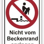Schild mit dem Hinweis „Nicht vom Beckenrand springen“, das Schwimmer vor möglichen Gefahren warnt.