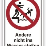 Schild mit Verbotssymbol, das zeigt, dass man andere nicht ins Wasser stoßen darf, um Sicherheit am Wasser zu gewährleisten.