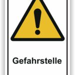 Warnschild mit dem Hinweis "Gefahrstelle" in gelber Farbe, das auf potenzielle Gefahren hinweist.
