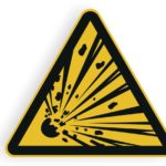 Warnschild für Explosionsgefahr in Form eines gelben Dreiecks mit schwarzen Strahlen und einem zentralen Punkt, der auf eine mögliche Explosion hinweist.