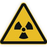 Warnschild für radioaktive Strahlung in gelb mit schwarzem Symbol.