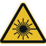 Warnschild für Laserstrahlen in Form eines gelben Dreiecks mit schwarzem Symbol, das einen Strahl darstellt.